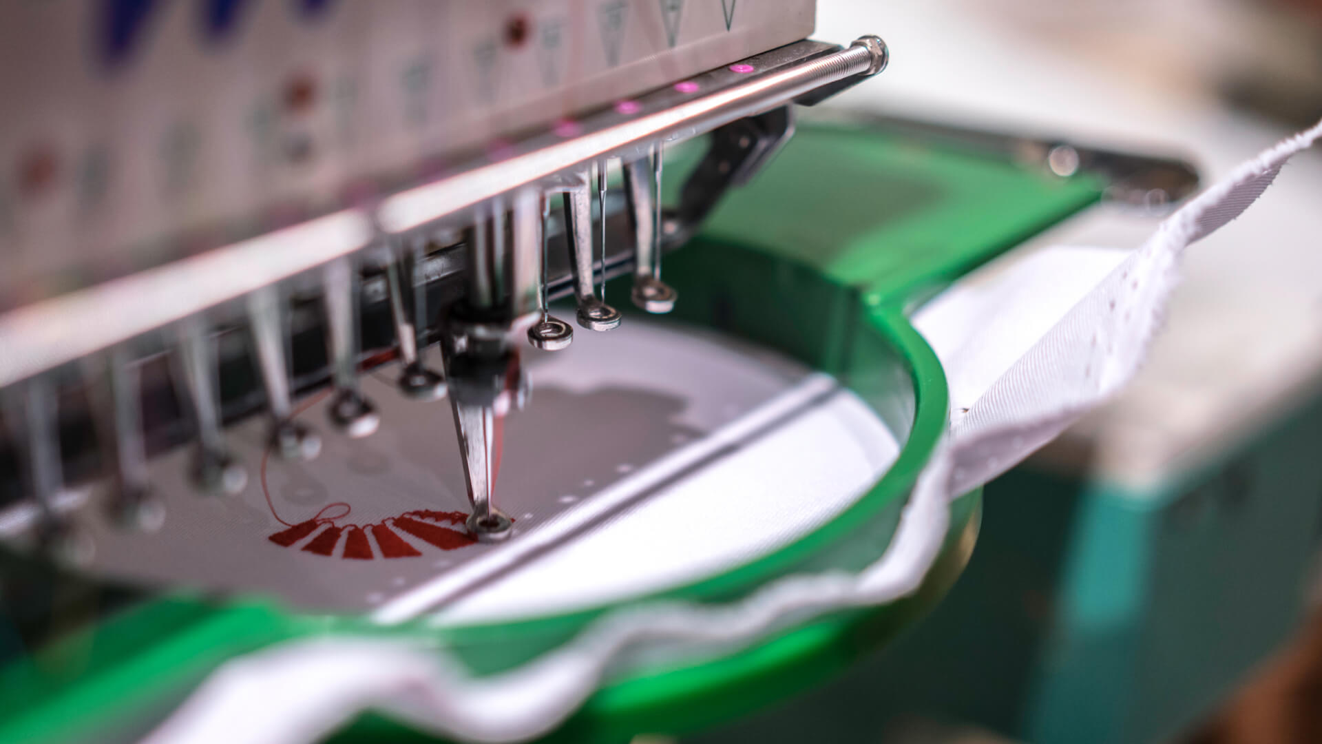 Haft komputerowy — maszyna hafciarska w zakładzie BalticThread