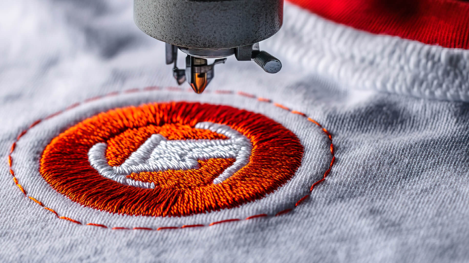 Haft komputerowy — maszyna wielogłowicowa podczas haftu logo