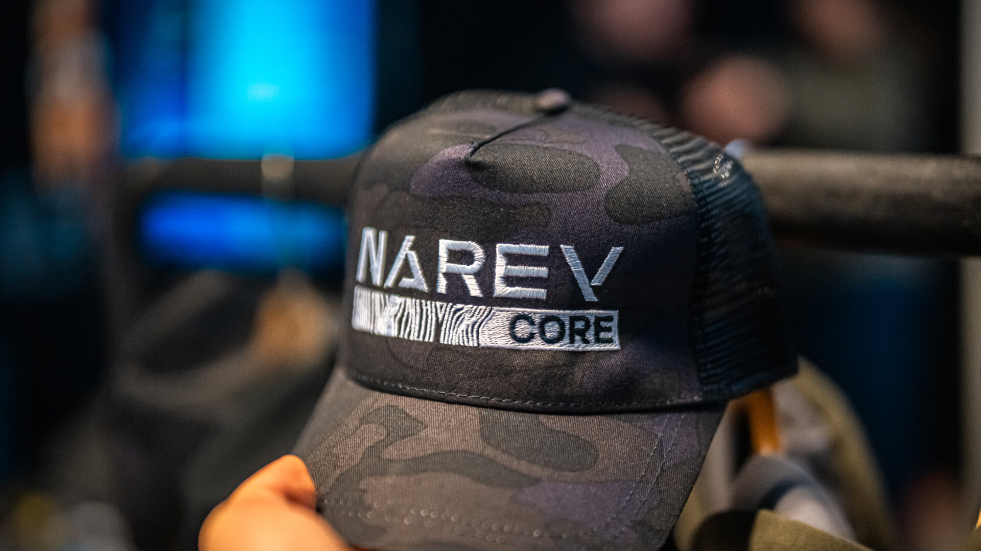 NAREV Core — czapka trucker z haftem komputerowym