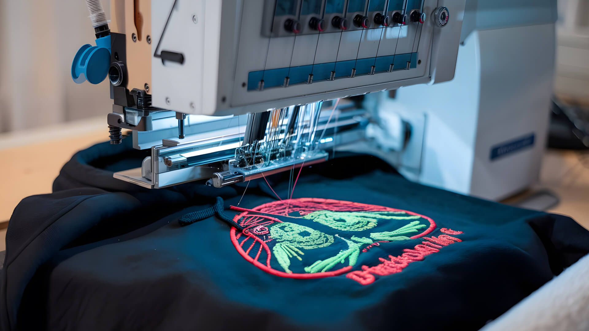 Haft komputerowy na kurtce — projekt graficzny podczas haftu